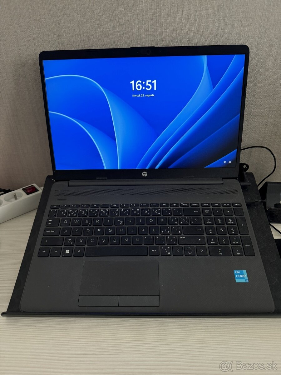 Notebook HP G8 – ako nový + taška +myš