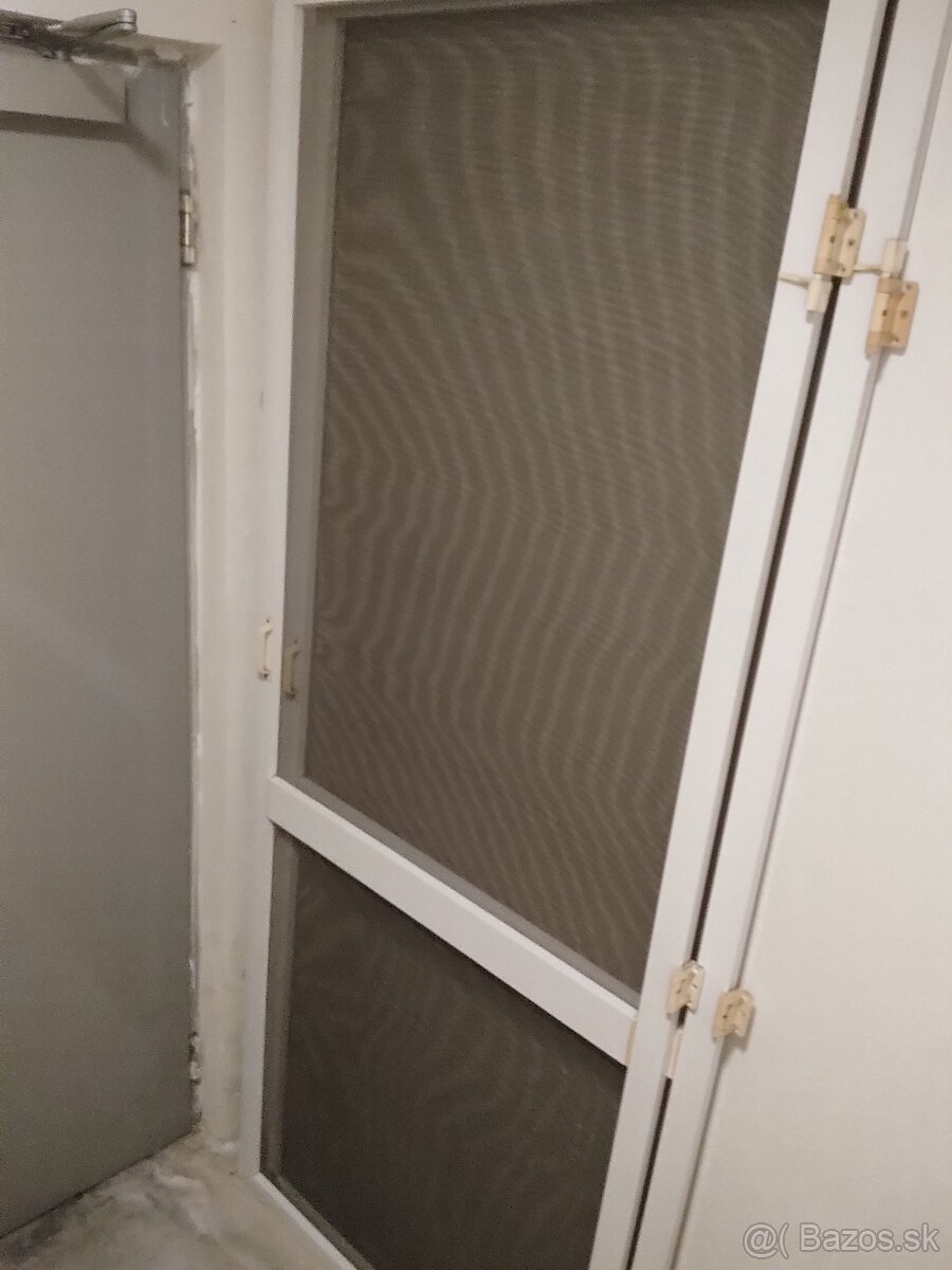 Predam sieťkove dvere na balkon proti komarom