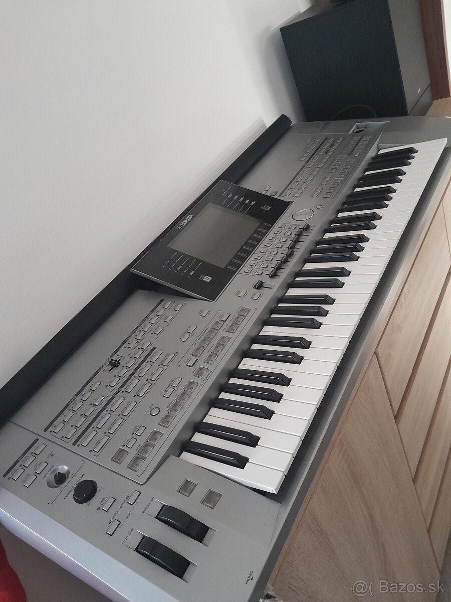 Yamaha tyros5. 61 key.  profesionall