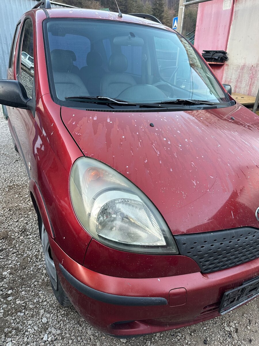 Predam náhradné diely Yaris VERSO 2002 1.3 Vvti