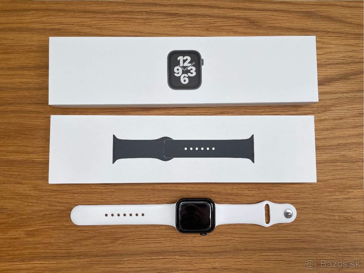 Apple Watch SE 44mm čierna