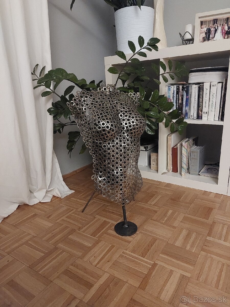 Metal art torzo ženy