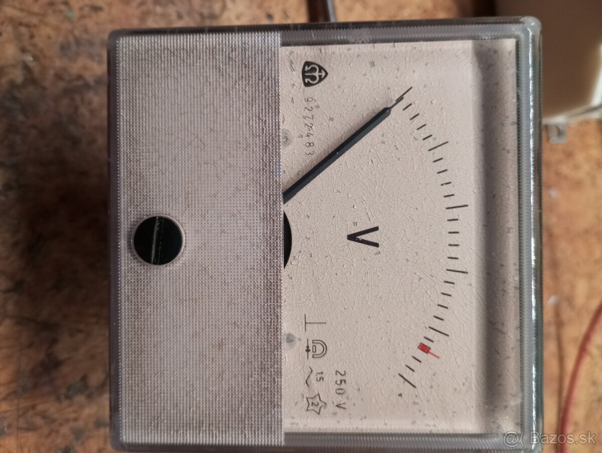 Panelový voltmeter