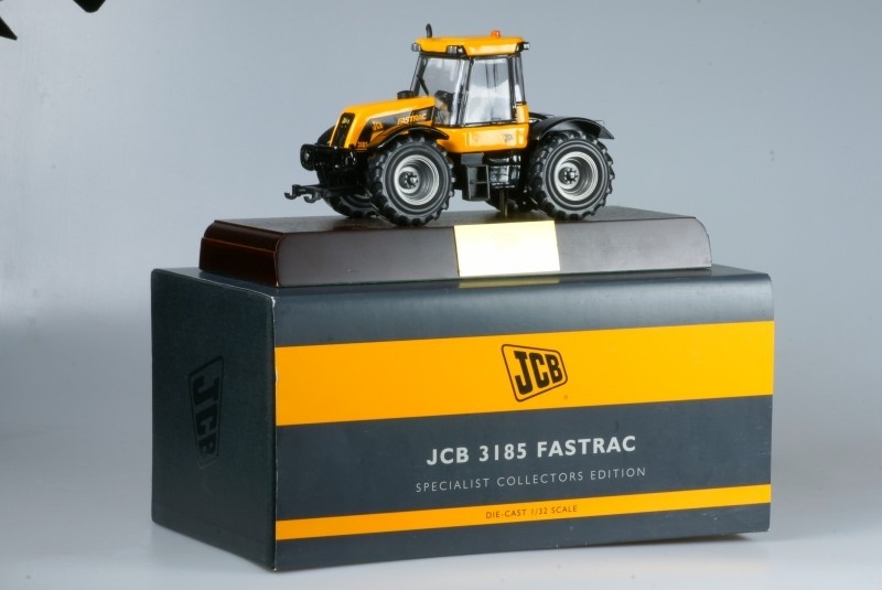 Model traktor jcb fastrack 3185 1:32 (zetor,tatra,abrex,cla