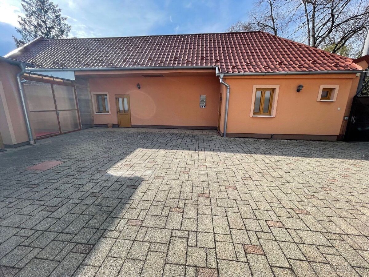 Na prenájom obchodné priestory 142m2 s parkovaním, Piešťany,