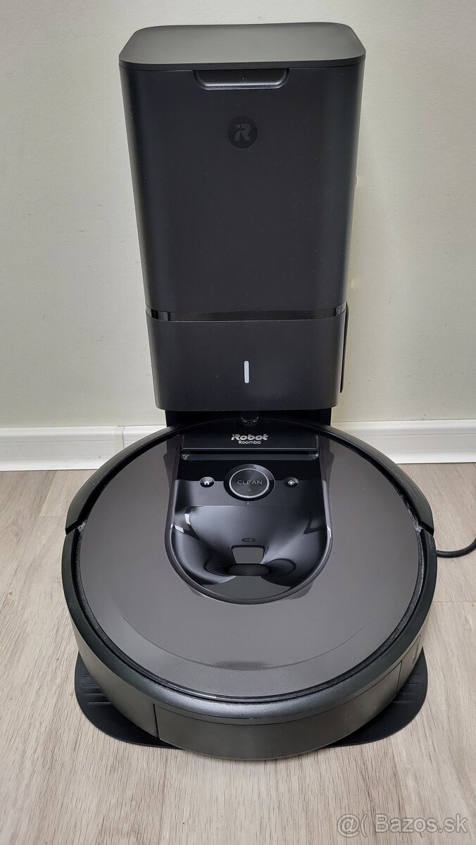 iRobot Roomba i7+  súčasťou je aj Clean Base