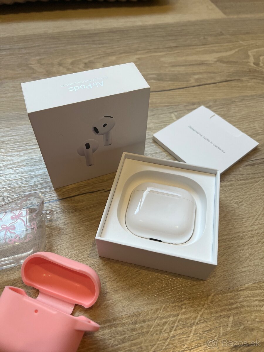 Apple AirPods 4 s aktívnym potlačením hluku