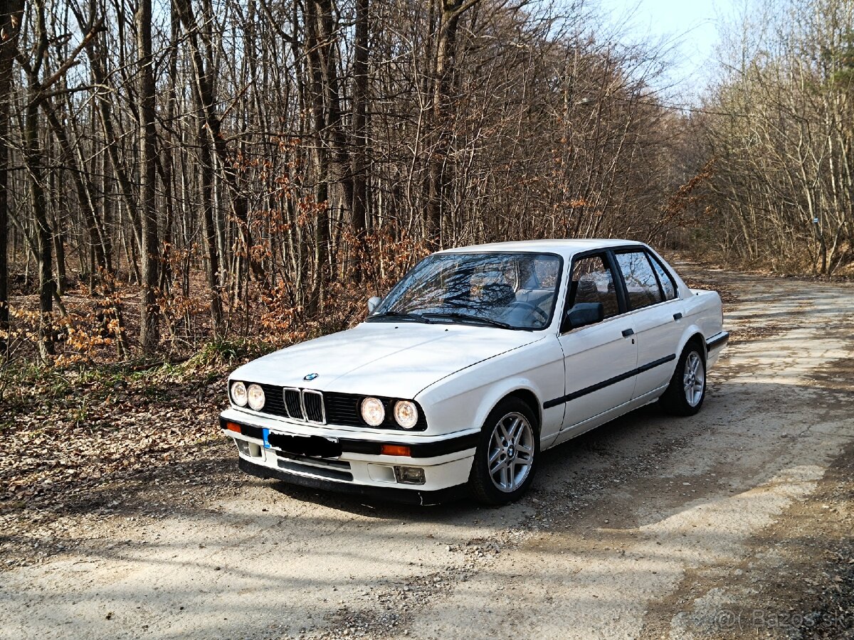 BMW E30 320i