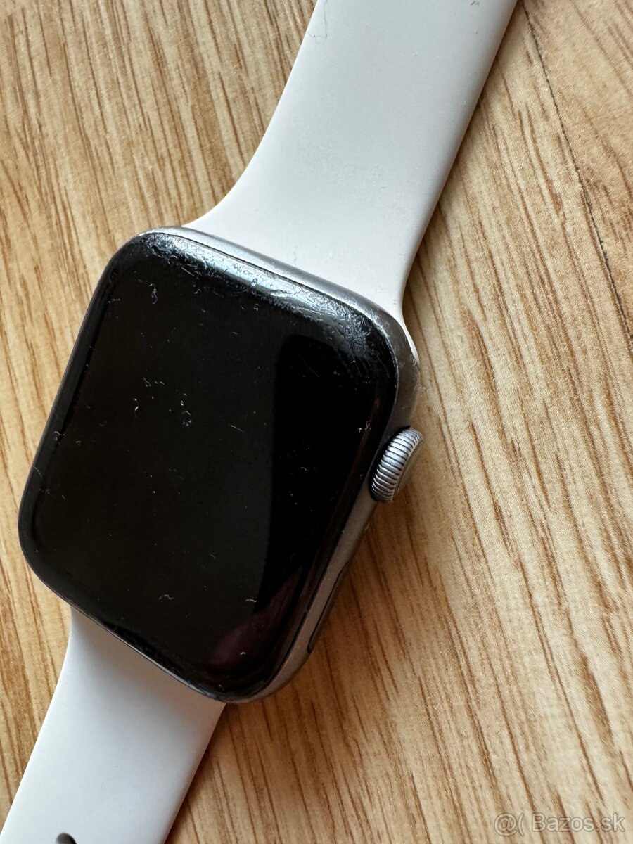 Apple watch 6 44mm cierne displej pokazeny