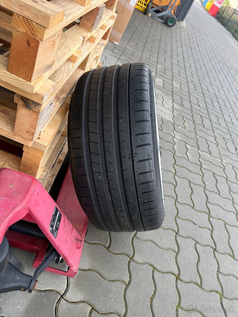 Pneu Kumho 235/35R20