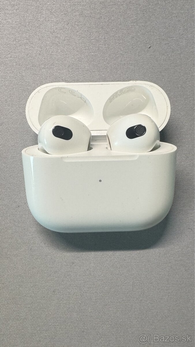 Apple AirPods (3. generácie) s MagSafe nabíjacím puzdrom