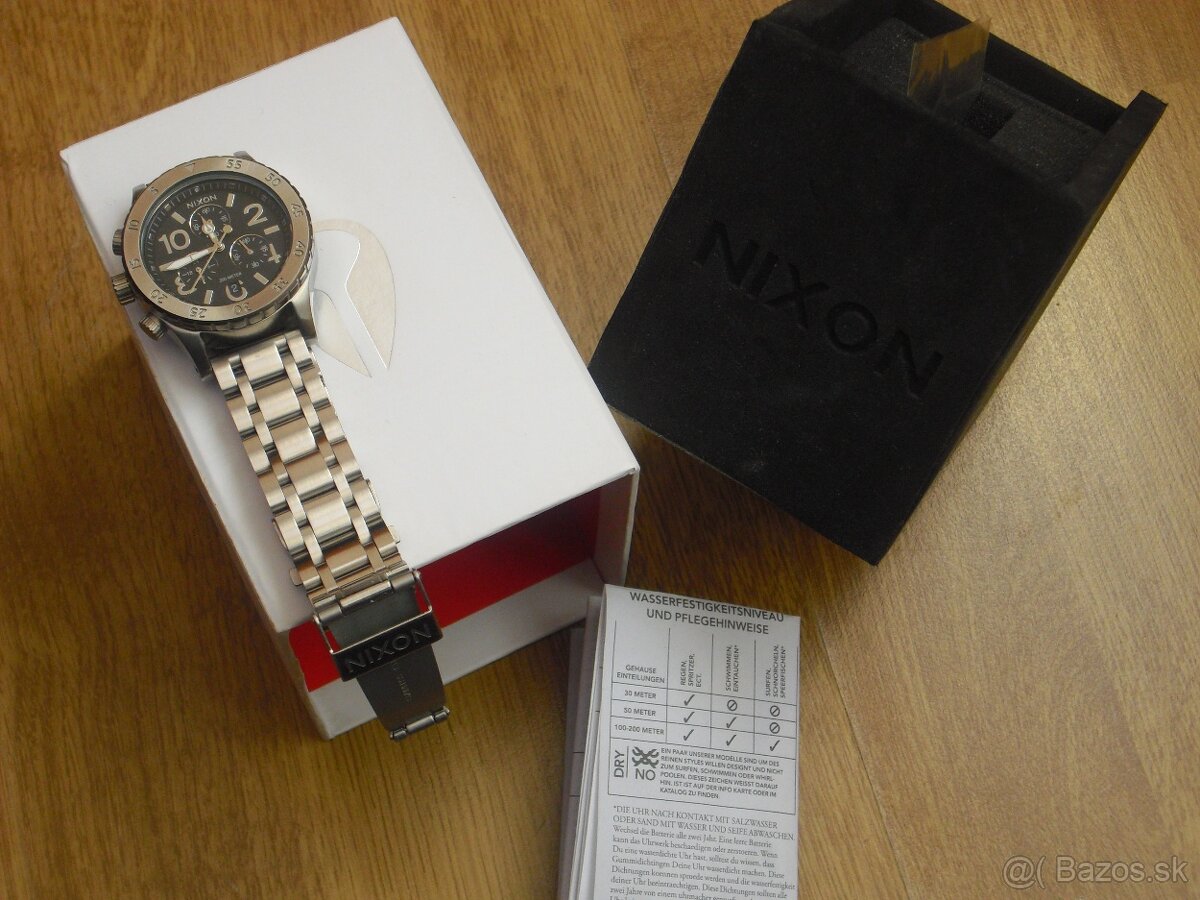 Nove panske hodinky NIXON chrono 38-20 silver black