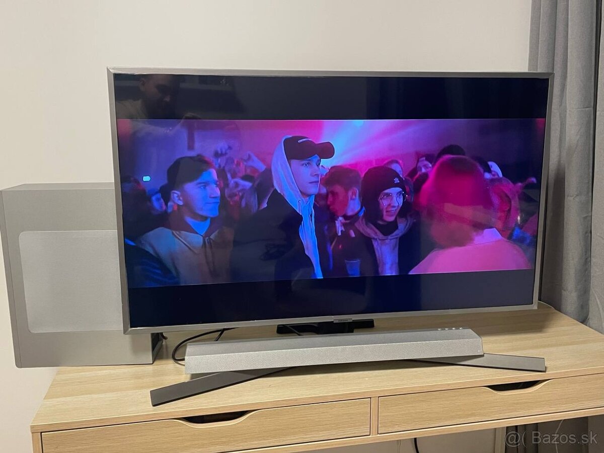 Samsung 43" Ultra HD Smart TV a soundbar Philips tab6405/10