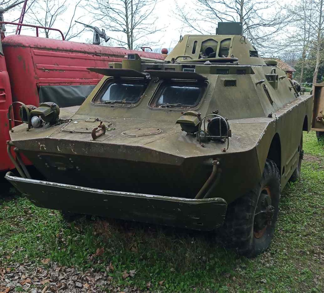 Predam plne pojazdné BRDM-2 je obojživelné obrnené vozidlo ;