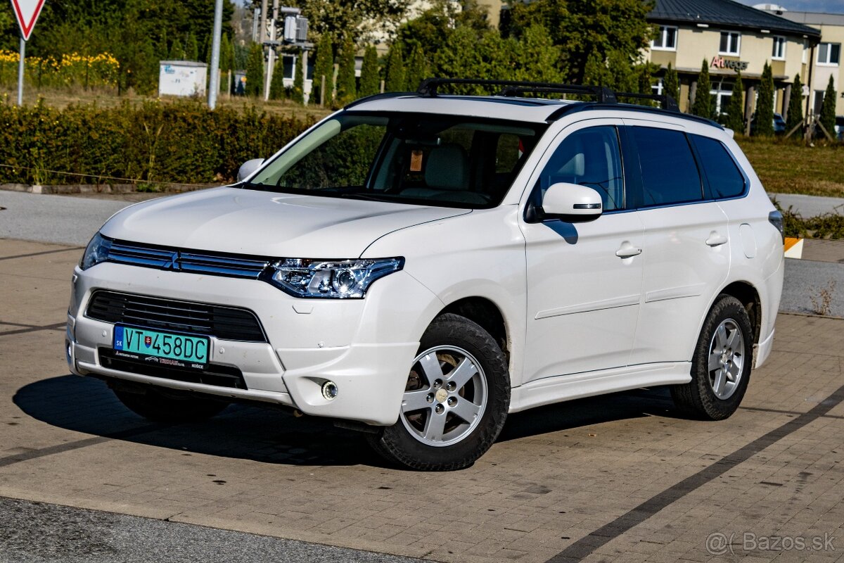 Mitsubishi Outlander PHEV 4x4 A/T (ťažné, max výbava)