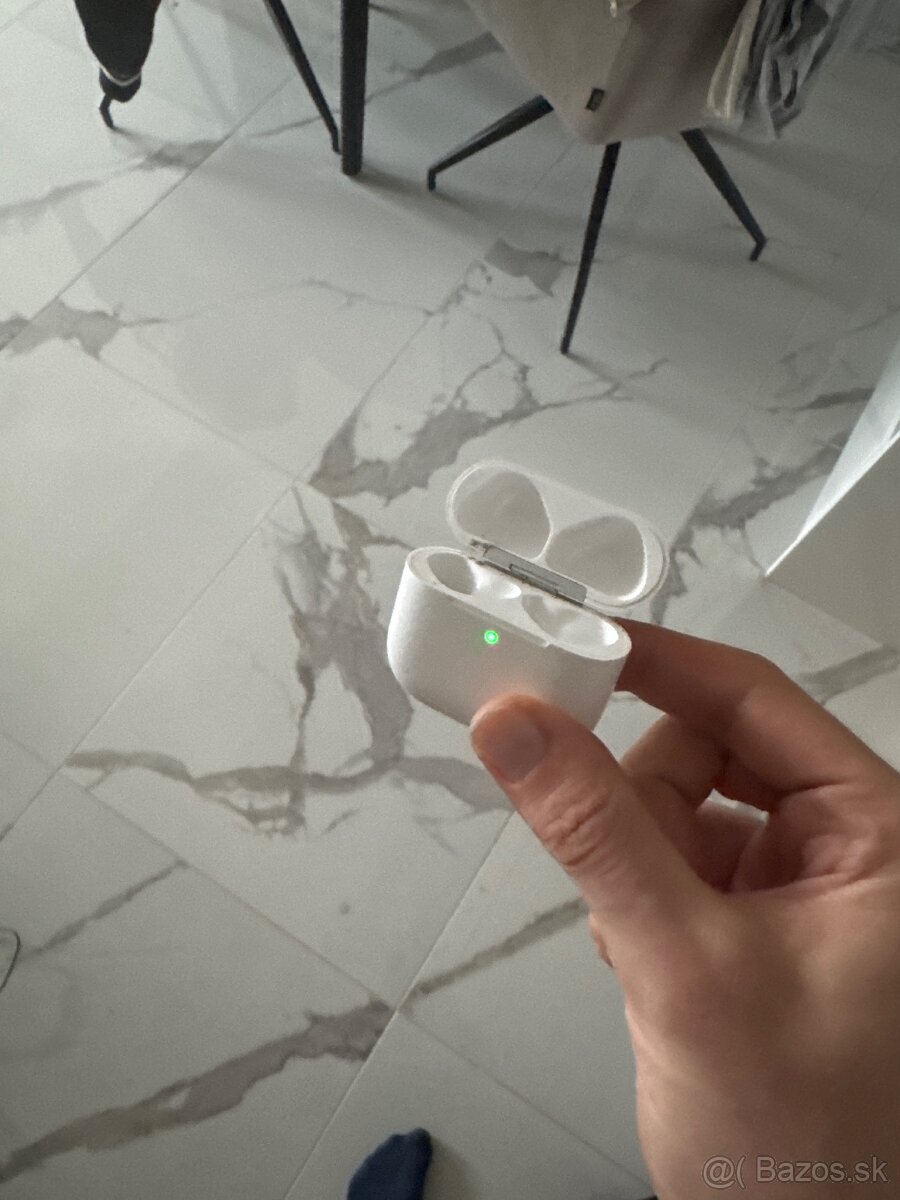 Predám Apple AirPods 4 Nabijaci box