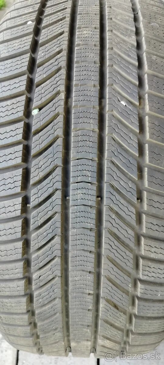 Predám 1 zimnú pneumatiku 245/40 R18 97V Continental