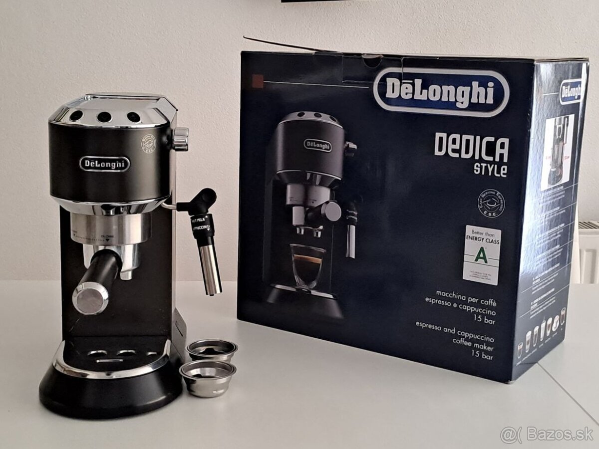 Elegantný pákový kávovar zn. DeLonghi DEDICA