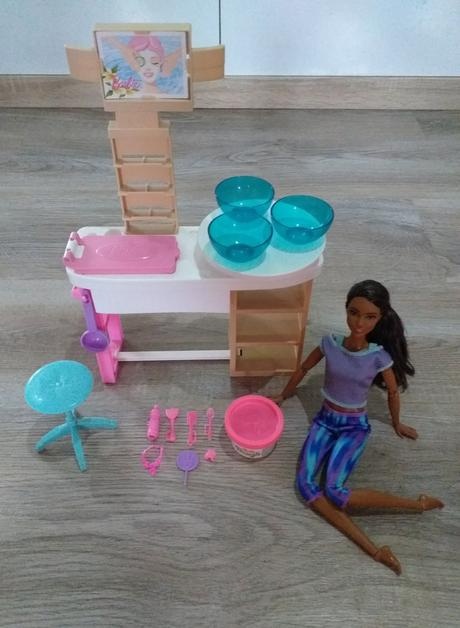 Barbie kozmetický salón, bábika Barbie v pohybe