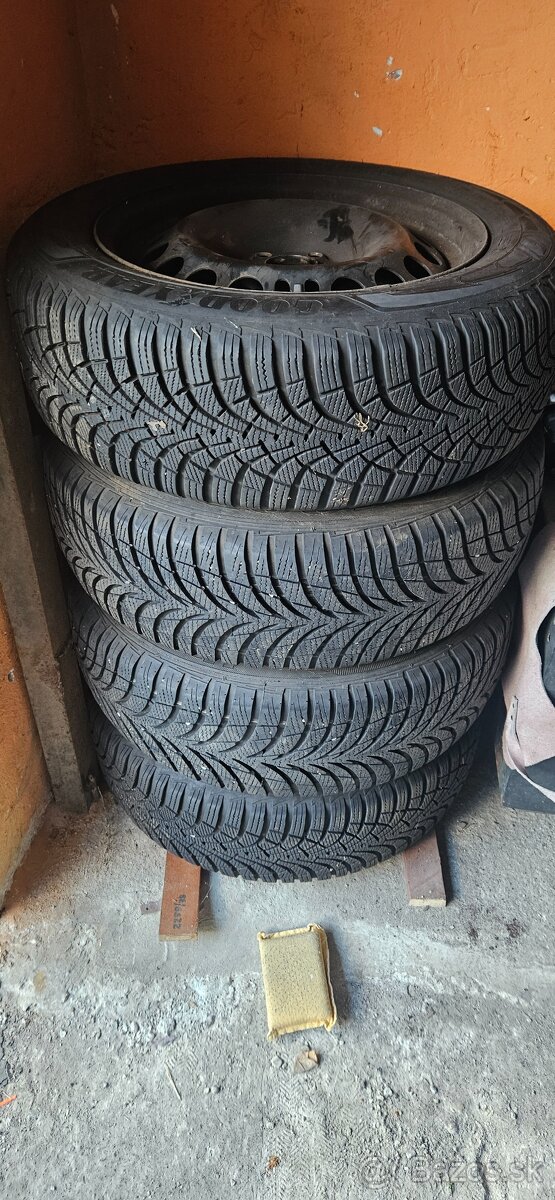 Predám zimné  na diskoch goodyear 205 60 r16