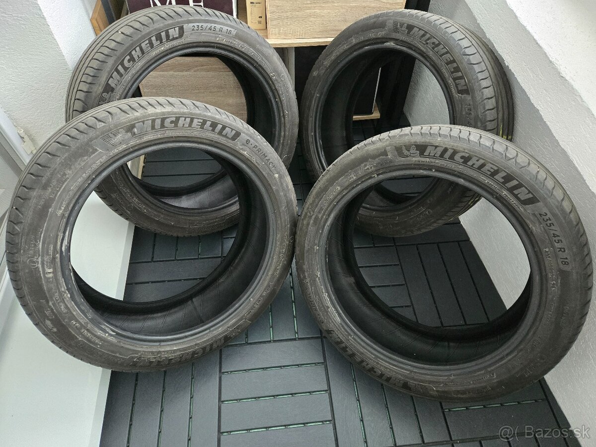 letné pneu Michelin 234/45 R18