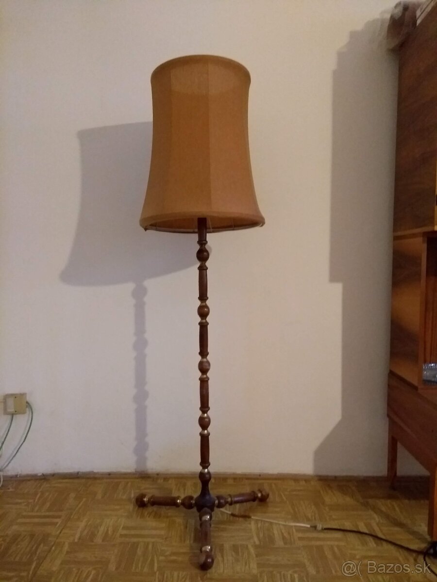 Drevená lampa s textilným tienidlom