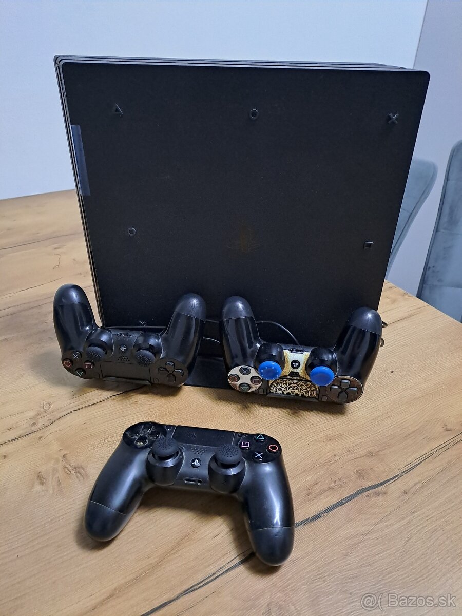 PS4 Pro 1TB + 3x ovládač + externý disk 1TB + stojan