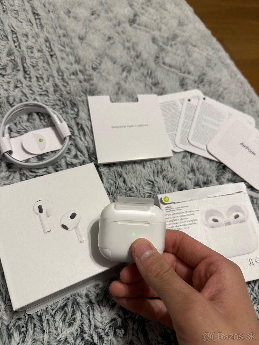 Nové Apple AirPods 3 s MagSafe nabíjacím puzdrom