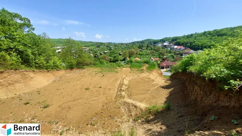 NA PREDAJ POZEMOK-VYDUMANEC, 1570 M2, VHODNÝ NA VÝSTAVBU RD.