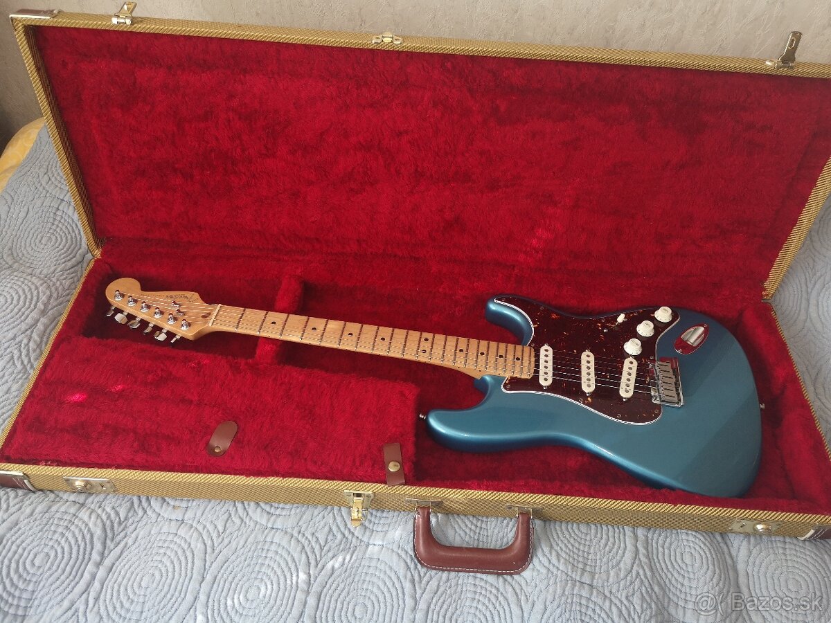 Fender AM STD STRAT MN LPB W/C	04/1997 USA