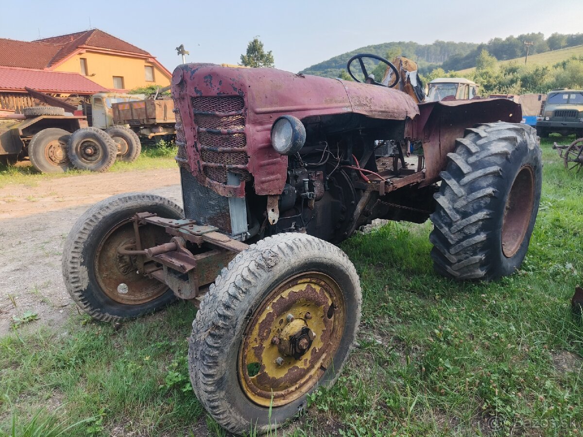 Škoda 30 traktor Zetor motor