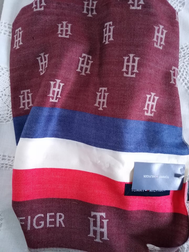 šal Tommy Hilfiger