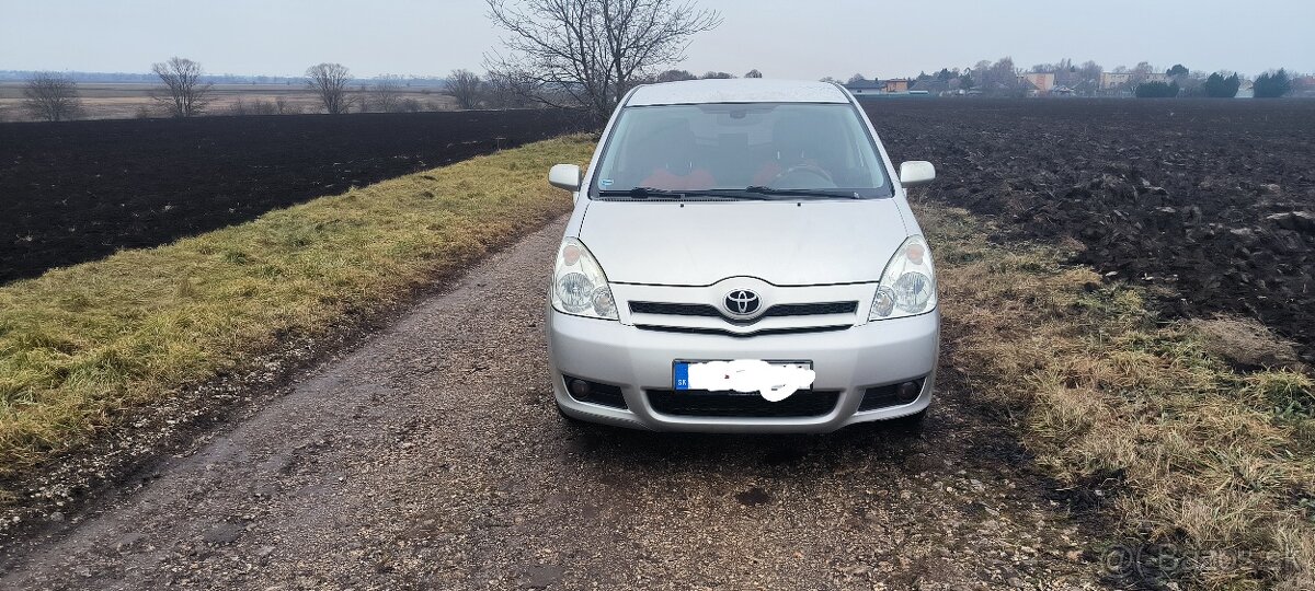 Toyota Corolla Verso 2.2 D4D 2006 – Strieborná farba