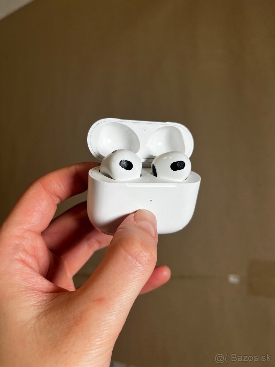 AirPods 3. generácie s nabíjacím puzdrom Lightning