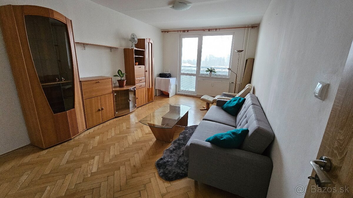 Nové Zámky 2-izbový byt – 61 m², zariadený, výborná lokalita