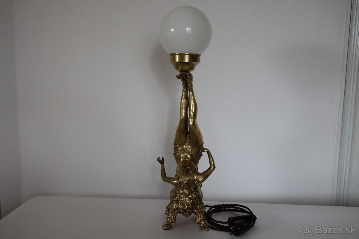 Starožitná stolová lampa mosadzná figurálna.