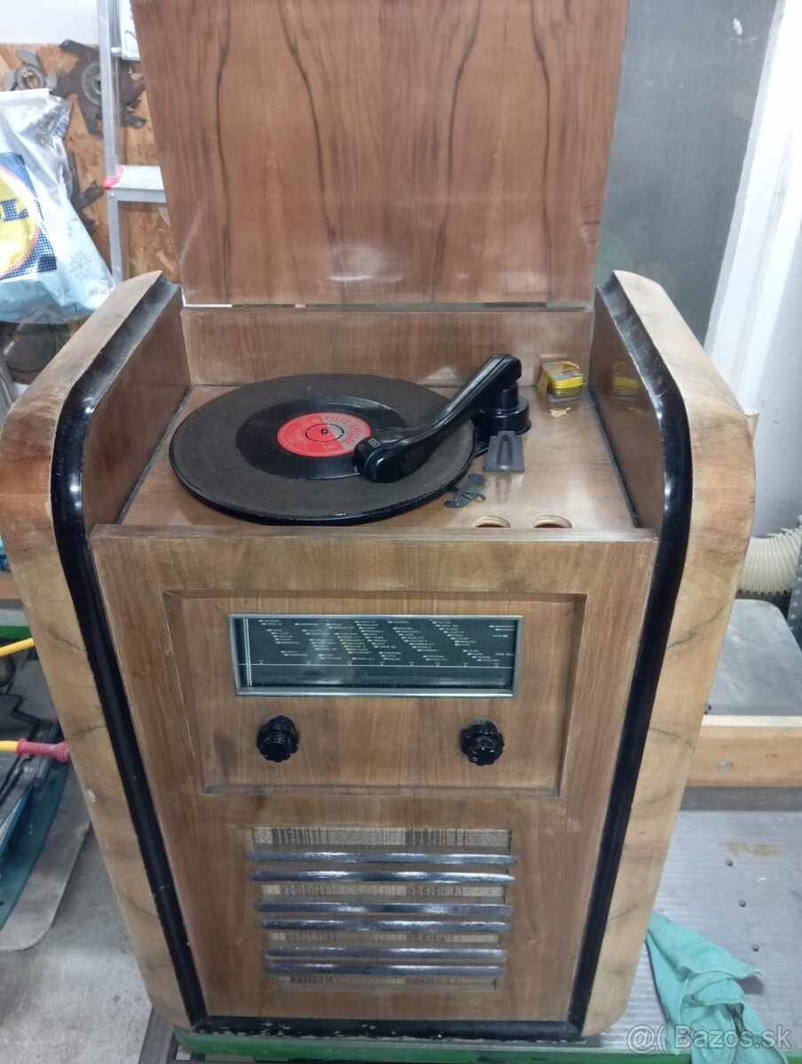 KRASNY RETRO STAROZITNY KUSOK GRAMOFON NA PLATNE s RADIOM