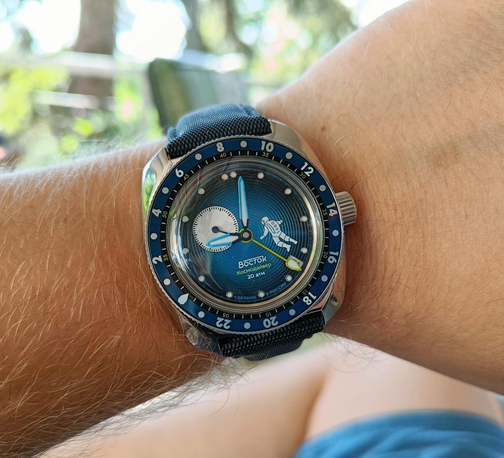 zľava Vostok Amphibia Cosmodiver "Luna Dude"