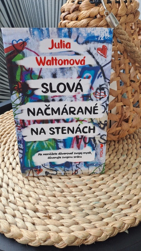 Slová načmárané na stenách Julia Walton