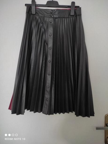 ORSAY-čierna plisovaná sukňa -v.38