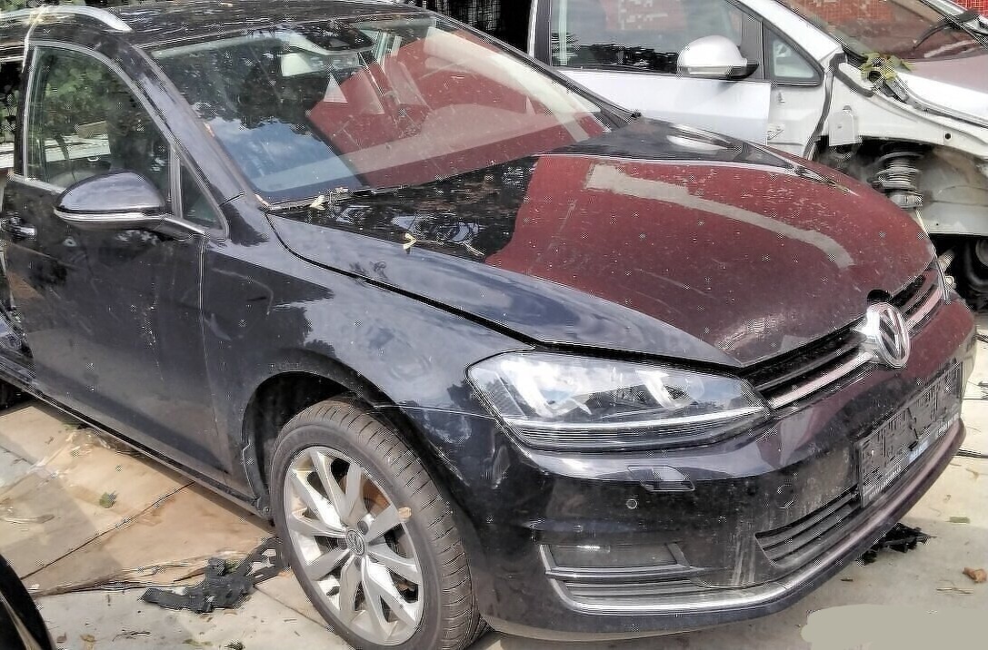 Volkswagen Golf 7 2.0 TDI 2014 Predám KAPOTA,  DVERE pravé p