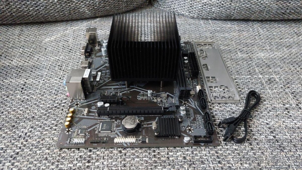 Gigabyte B450M-K (AM4) + AMD Athlon 200GE + Arctic Pasive