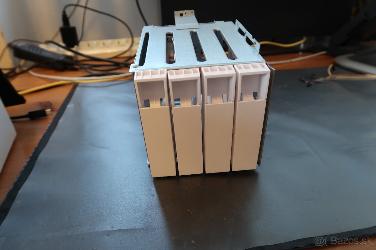 QNAP disk caddy, šuplíky na disky