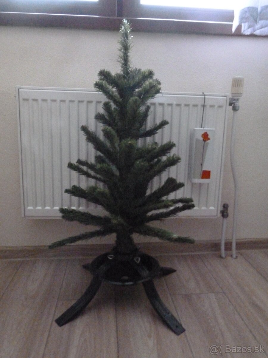 Krásny hustý vyšší vianočný stromček