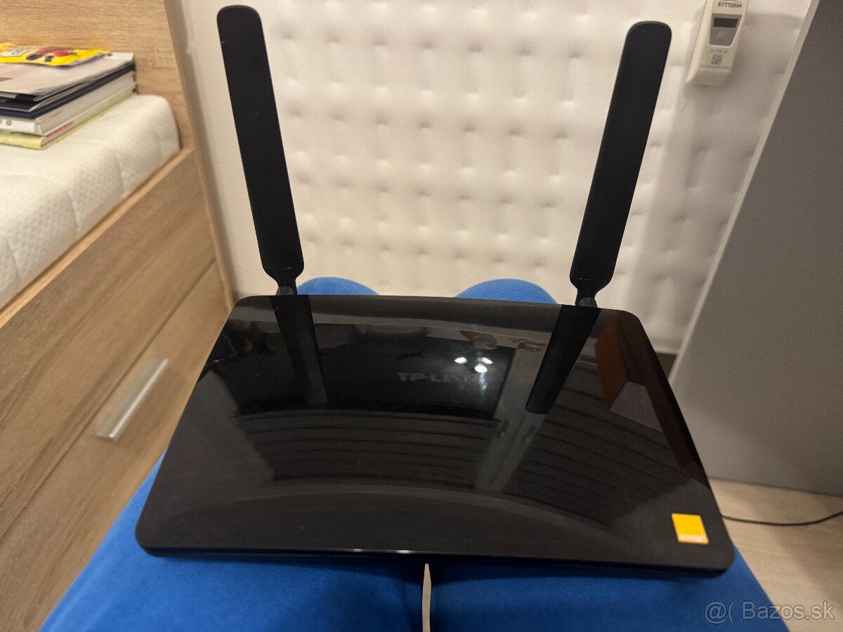 TP Link router = Orange Flybox 4G (MR200)