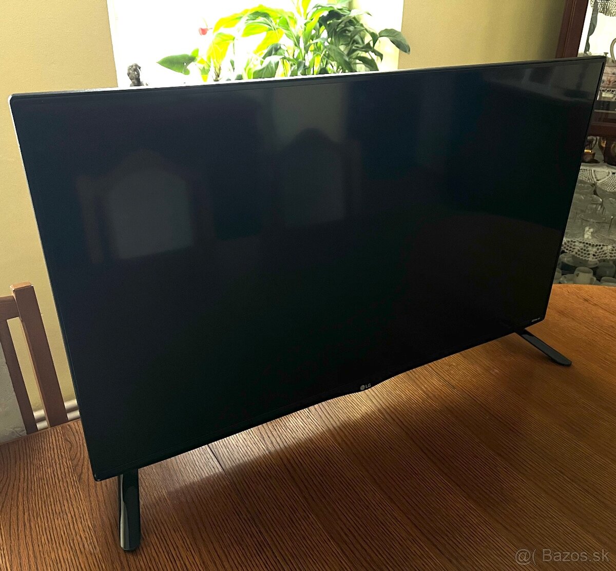 LG 40" 4K Smart TV (40UF695V) – výborný stav, s ovládačom