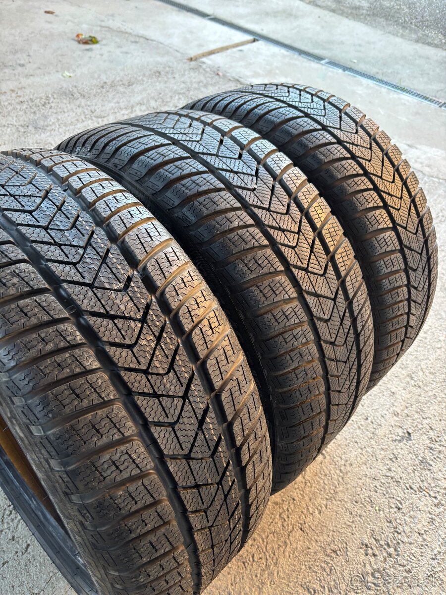 245/40 R19 Pirelli Zimne