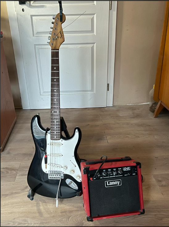 Gitara Squier Fender & Amp LANEY LX-15  & Capo