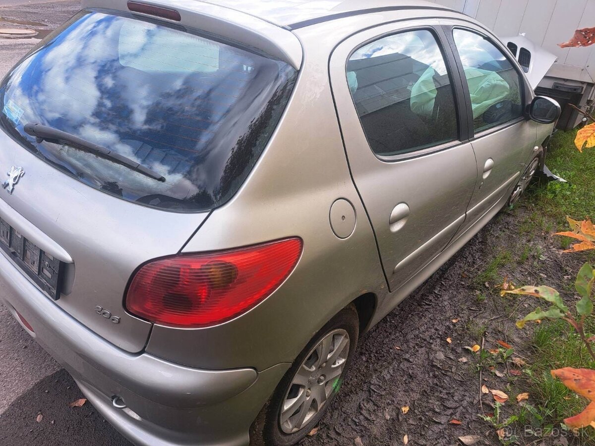 Predám Peugeot 206 na diely