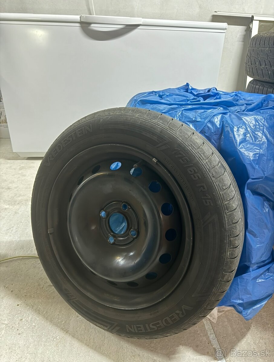 Predám pneumatiky 175/65 R15 na diskoch